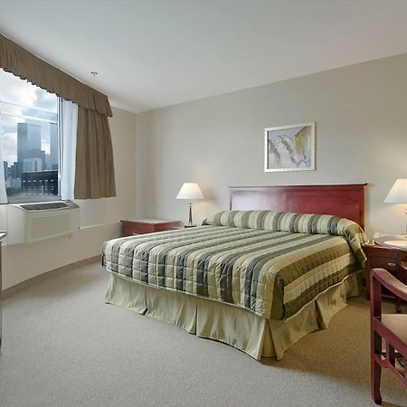 Super 8 By Wyndham Downtown Toronto Hotel Exterior foto
