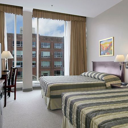 Super 8 By Wyndham Downtown Toronto Hotel Exterior foto