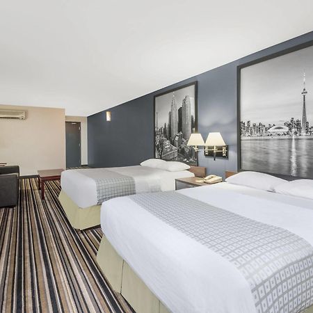 Super 8 By Wyndham Downtown Toronto Hotel Exterior foto