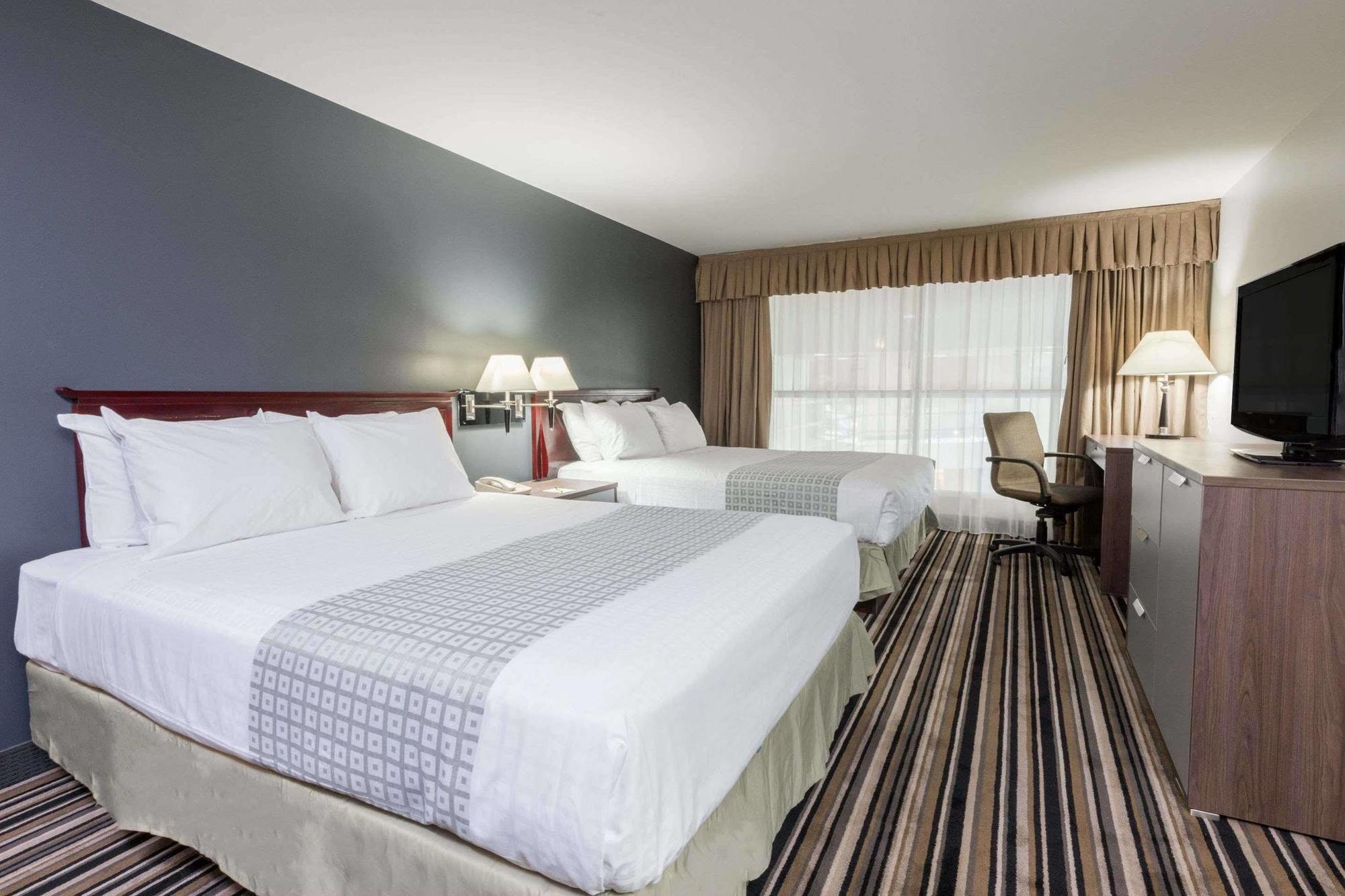 Super 8 By Wyndham Downtown Toronto Hotel Exterior foto