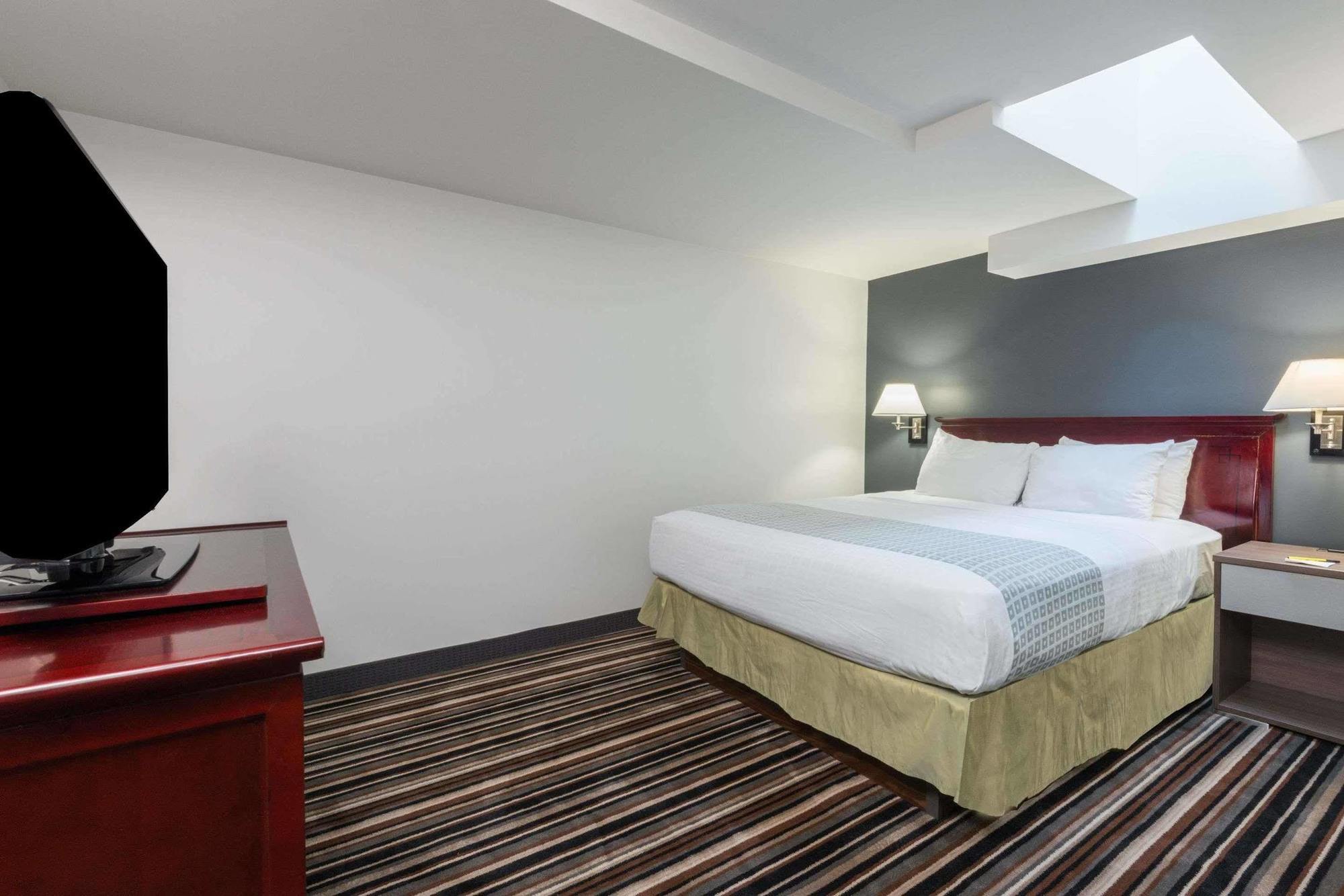 Super 8 By Wyndham Downtown Toronto Hotel Exterior foto