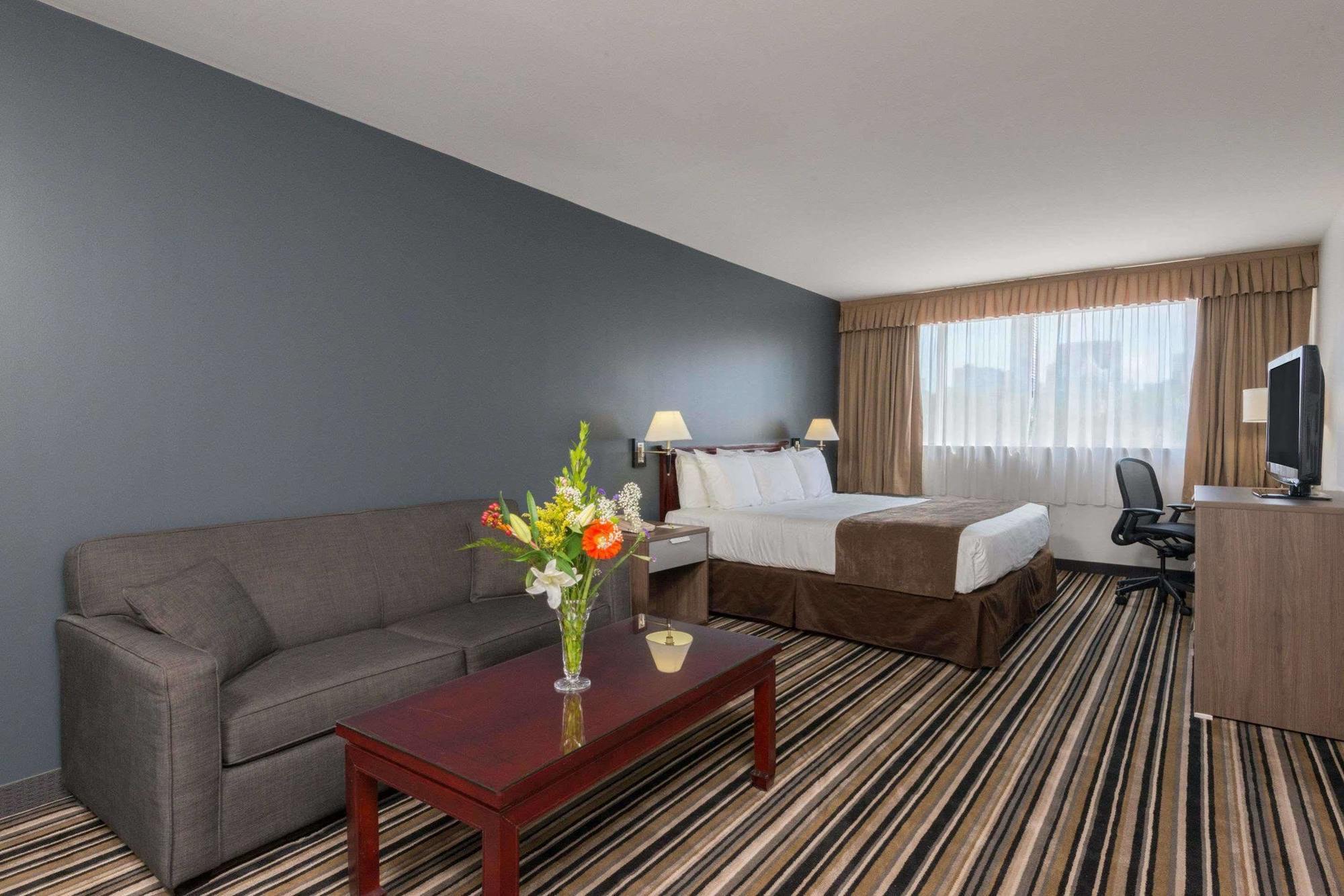 Super 8 By Wyndham Downtown Toronto Hotel Exterior foto