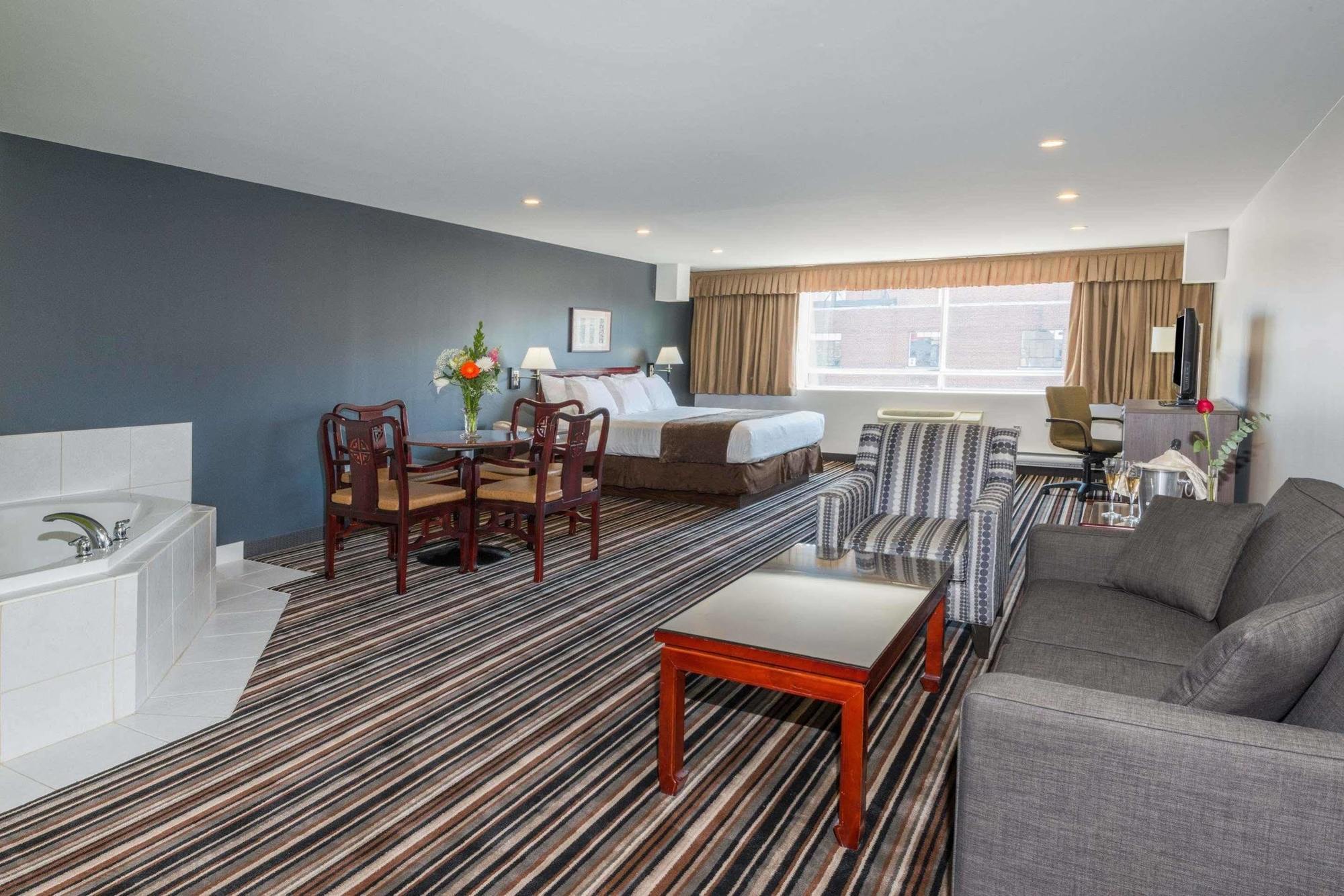 Super 8 By Wyndham Downtown Toronto Hotel Exterior foto
