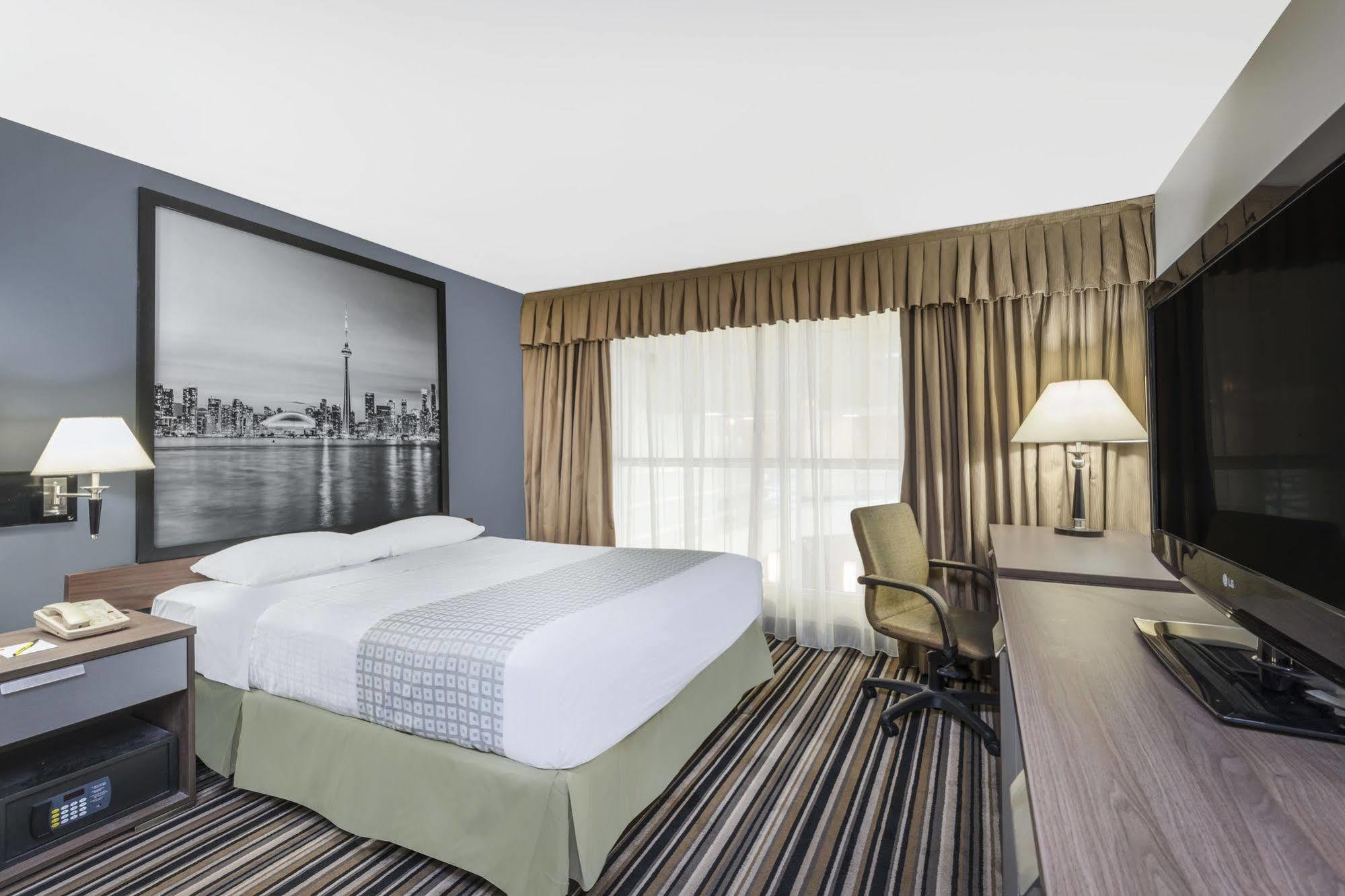 Super 8 By Wyndham Downtown Toronto Hotel Exterior foto