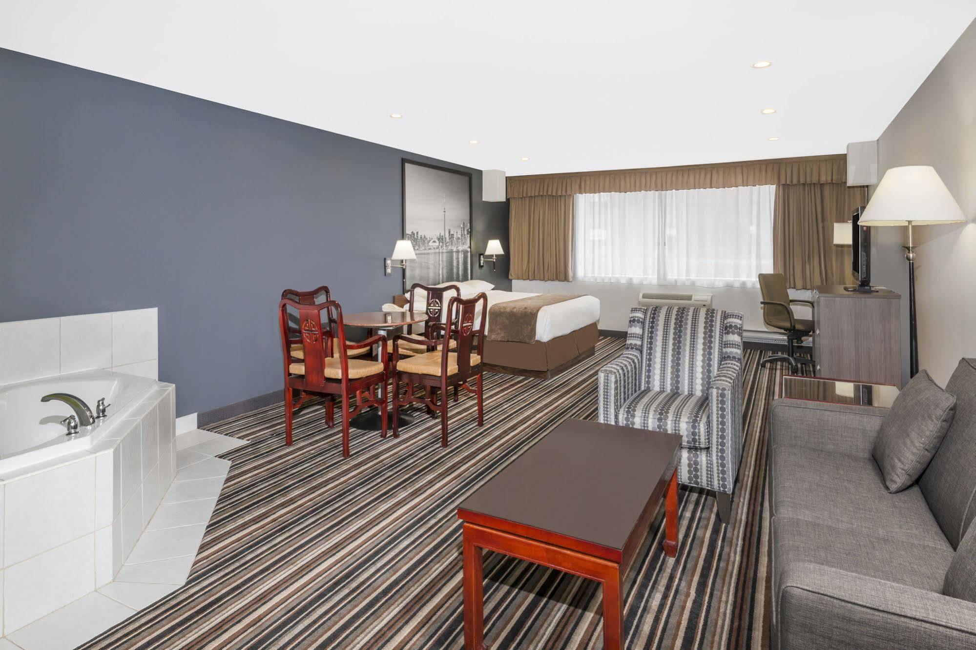 Super 8 By Wyndham Downtown Toronto Hotel Exterior foto